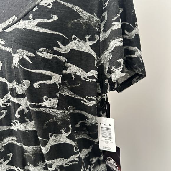 Torrid Size 1 Jurassic World Dinosaur Print V-Neck Pocket T-Shirt Top NEW NWT - Picture 4 of 9